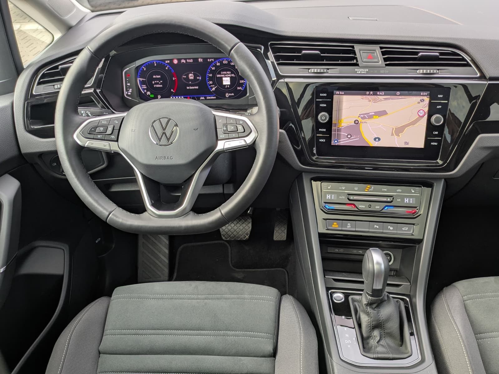 Fahrzeugabbildung Volkswagen Touran 2.0 DSG R-Line High. Pano 7-Si IQ.Dri AHK