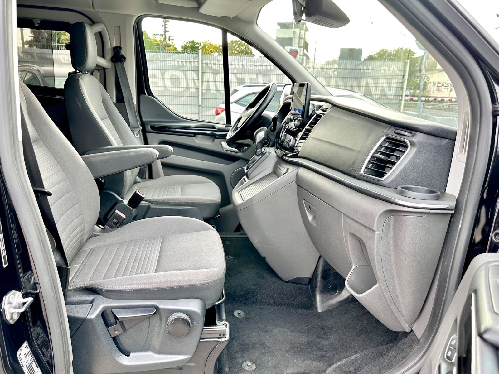 Fahrzeugabbildung Ford TOURNEO CUSTOM TITANIUM*AUTOM+2xSCHIE+8 SITZER*