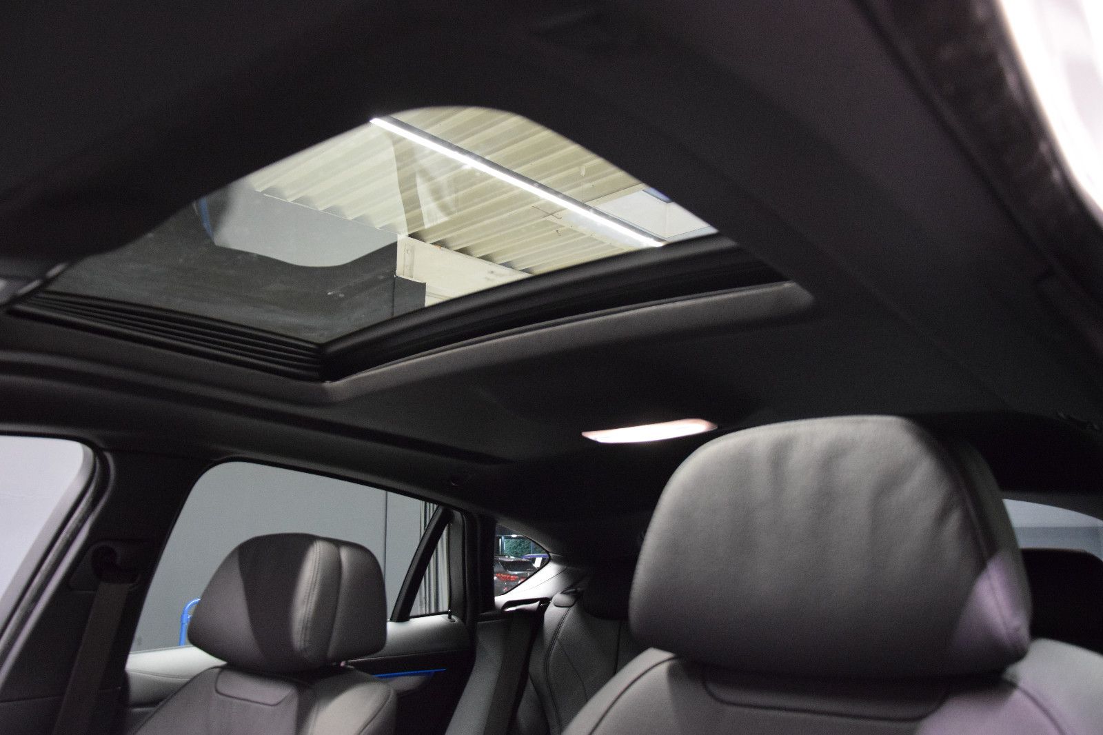 Fahrzeugabbildung BMW X6 M50 HUD TV 360 Pano Memory Sitzlüftung H&K
