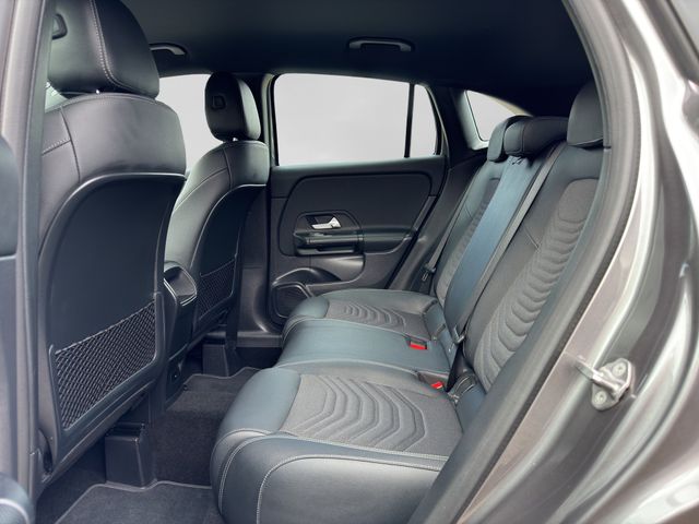 Fahrzeugabbildung Mercedes-Benz GLA 200 Automatik Style+LED+Spur+CarPlay+DAB