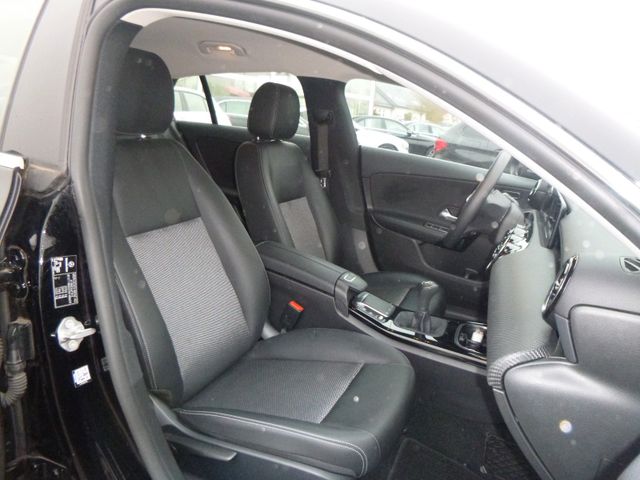 Fahrzeugabbildung Mercedes-Benz CLA 180 Shooting Brake >Navi/Teilleder/Sitzheiz<