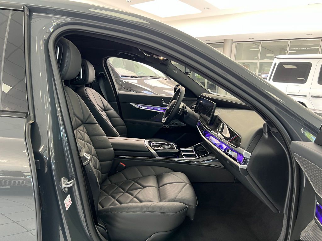 BMW 740 d xDrive M-Sport PANO-SKY*THEATRE*B&W*STHZG*