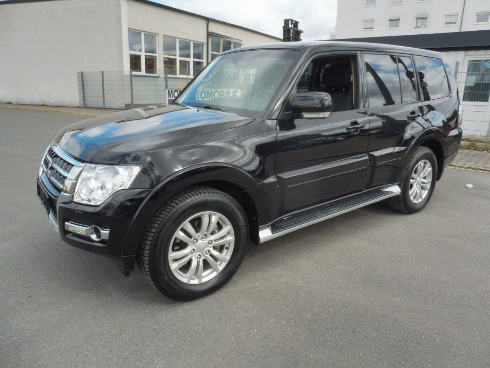MITSUBISHI Pajero