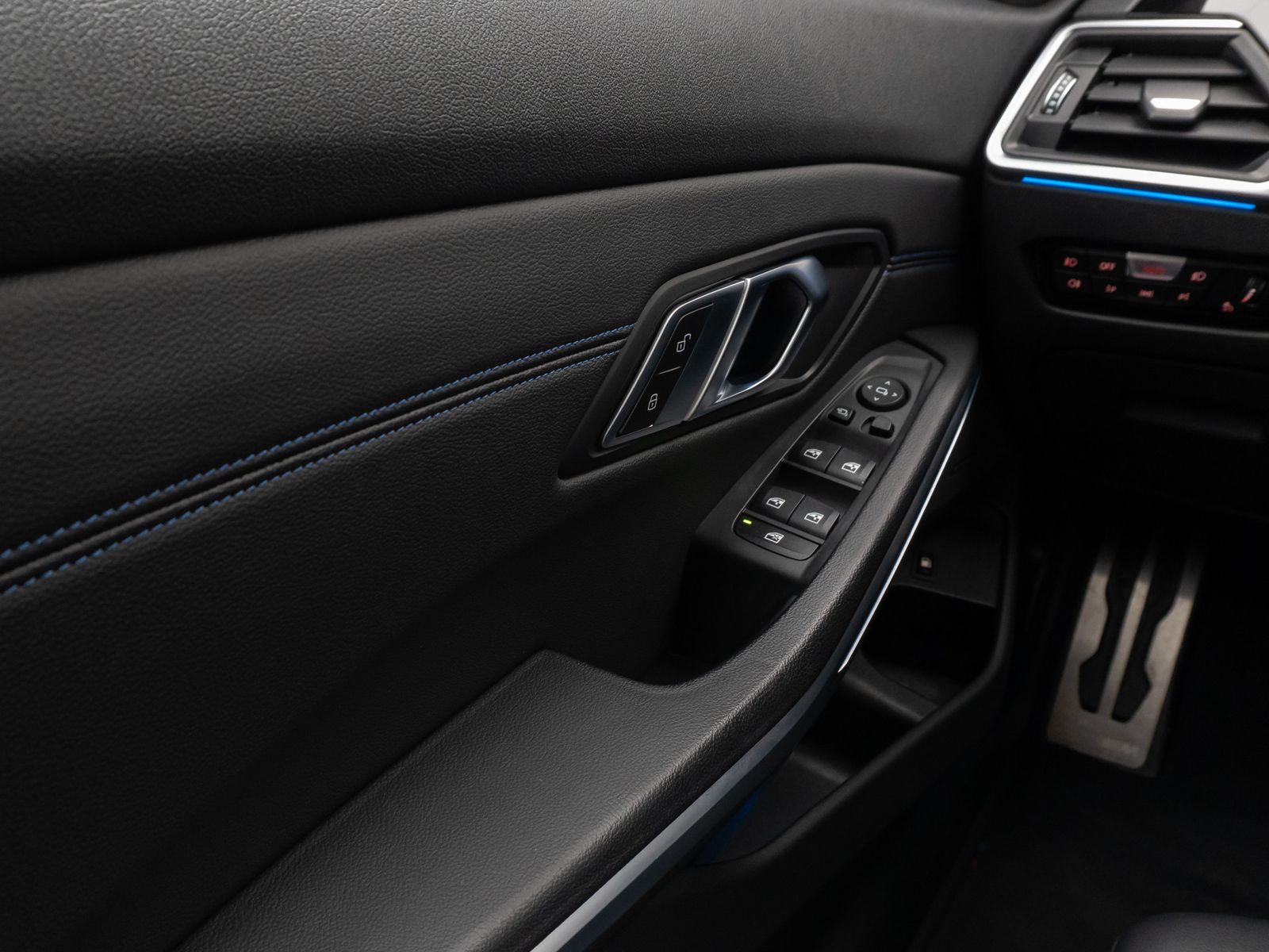 Fahrzeugabbildung BMW 320e M Sport Kamer Laser HUD DAB H/K Komfort 19"