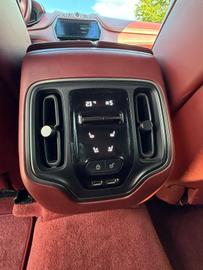 2020 Aston Martin DBX 缩略图 20