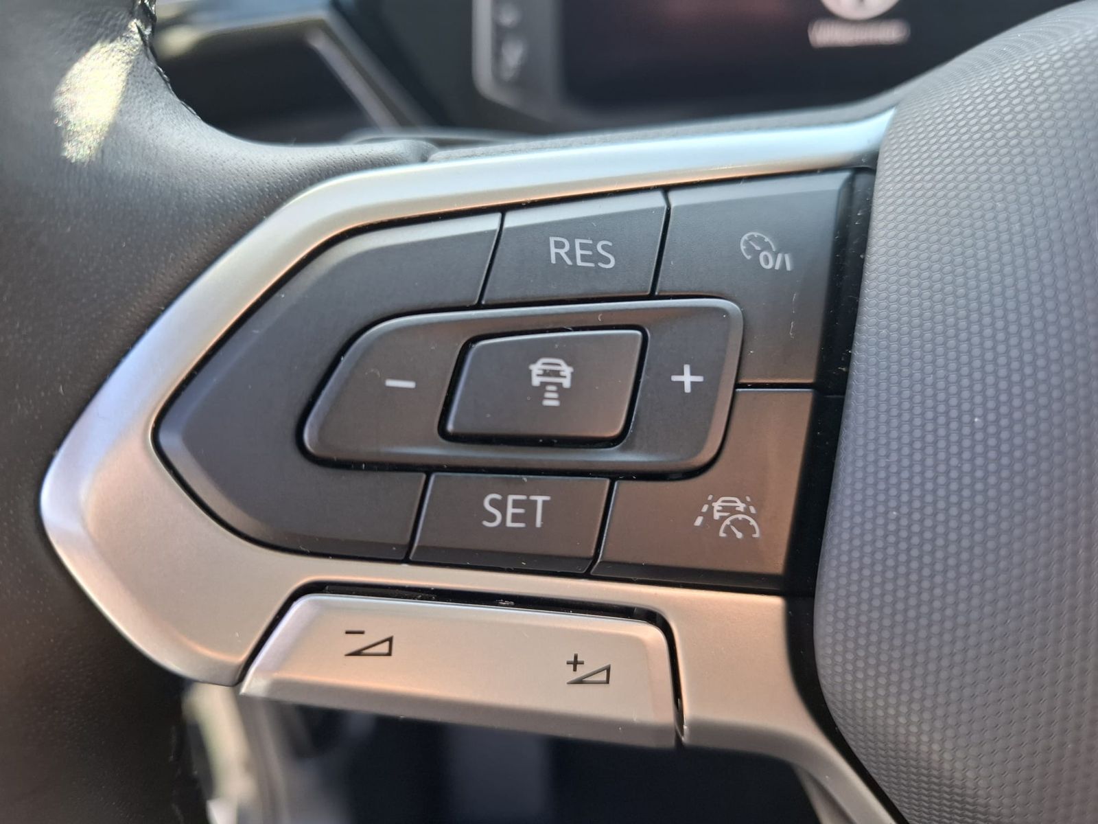 Fahrzeugabbildung Volkswagen Touran 2.0 DSG R-Line High BLACK Pano 7Si IQ AHK