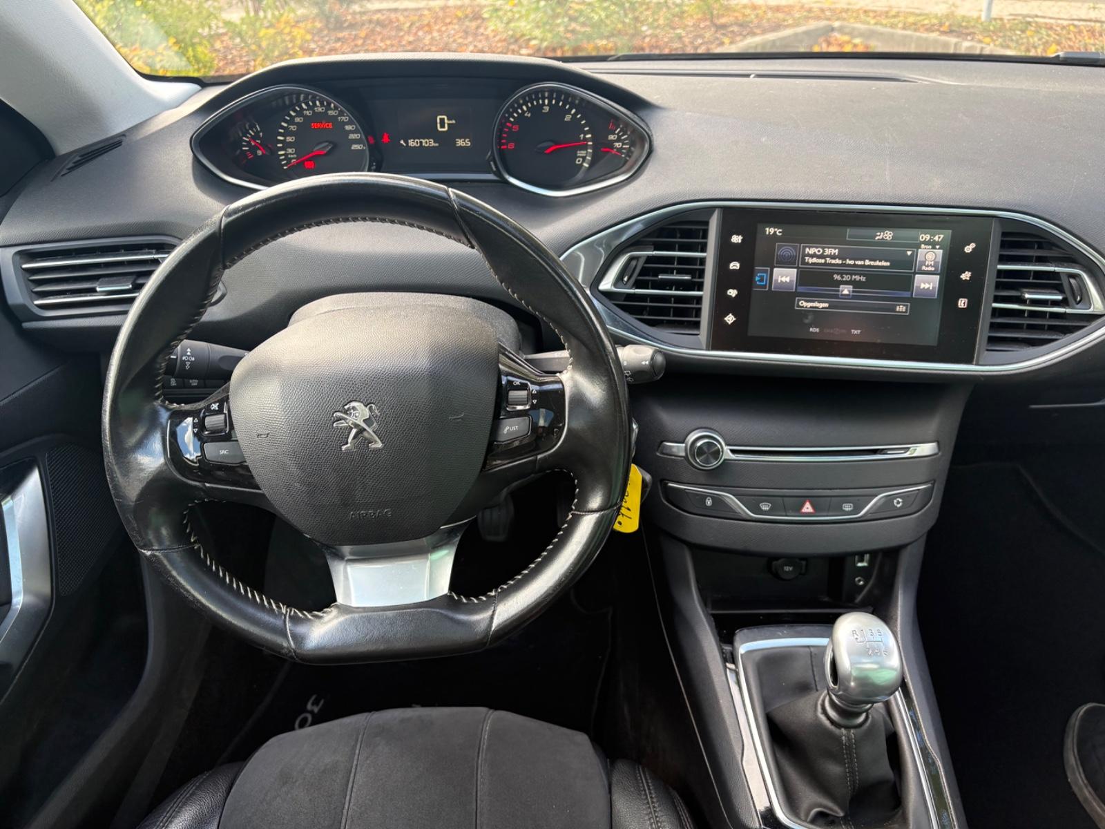 Peugeot 308 2015 — photo 11