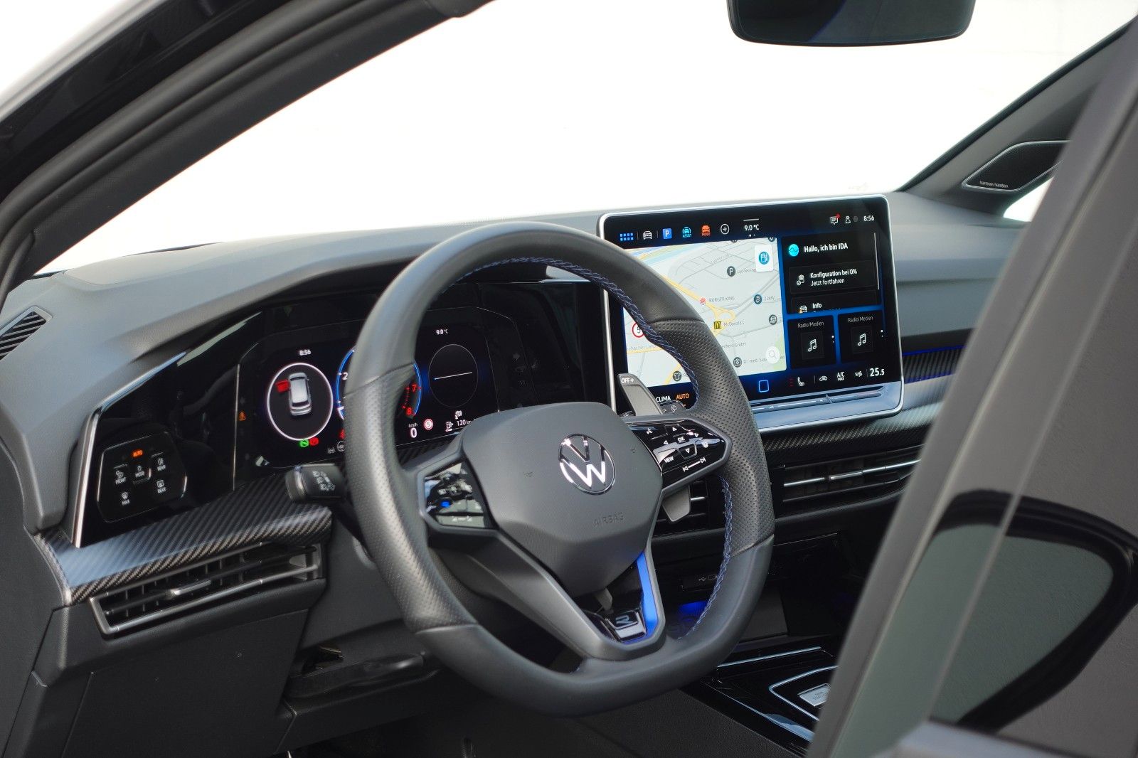Fahrzeugabbildung Volkswagen Golf VIII R 2.0TSI 4Motion,Akrapovič,Pano,Matrix