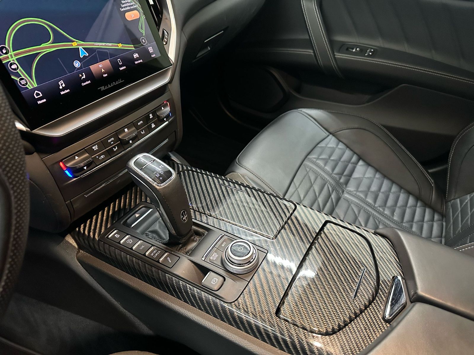 Fahrzeugabbildung Maserati Ghibli TROFEO V8   - SOFT CLOSE*NAVI*TEMPO*DAB*