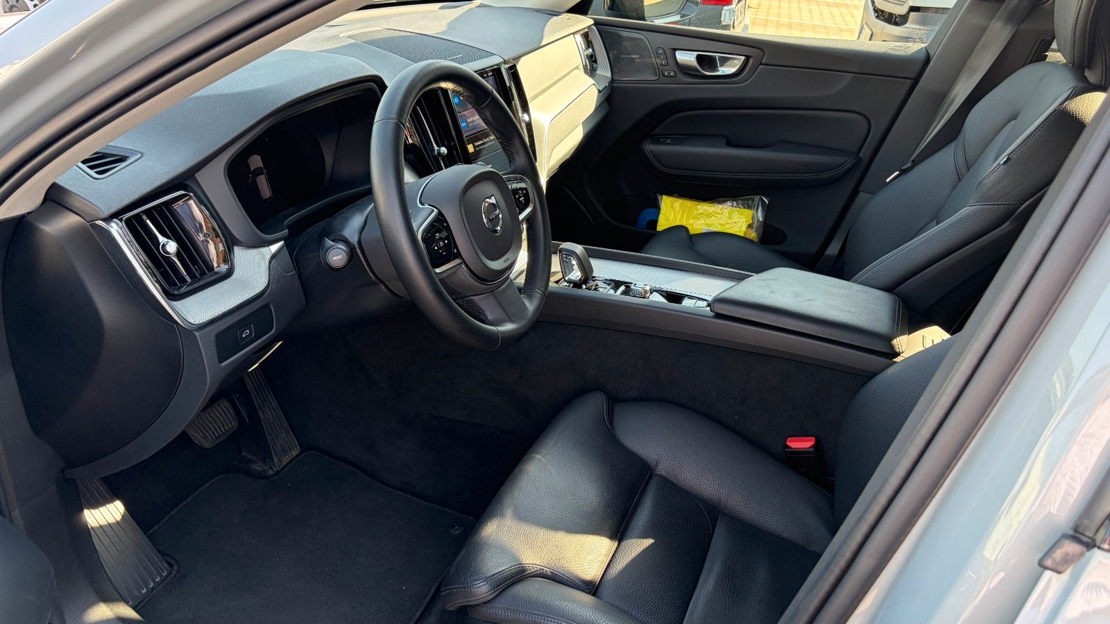 Fahrzeugabbildung Volvo XC 60 Plus Dark AWD Business Paket