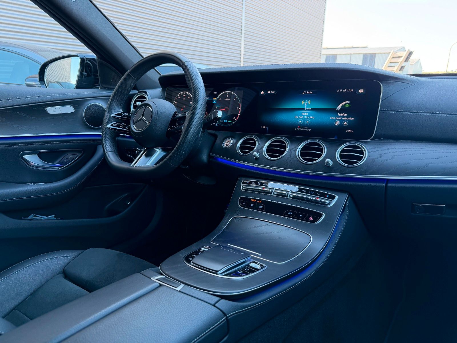 Fahrzeugabbildung Mercedes-Benz E 220d T AMG+Distr+MultiB+AHK+Ambiente+