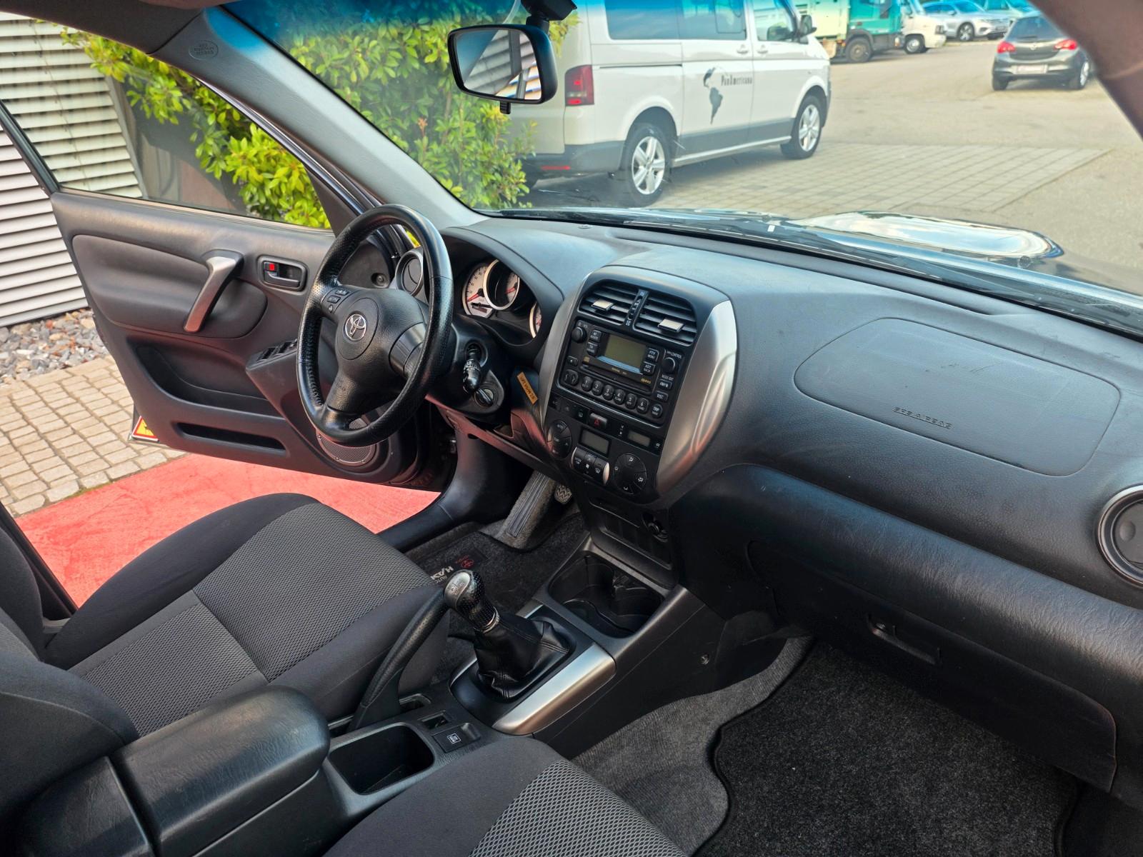 Toyota RAV4 2.0 D-4D 116 ch 4x4 Sol • Clim auto • Attelage • Radar de recul • Barres de toit