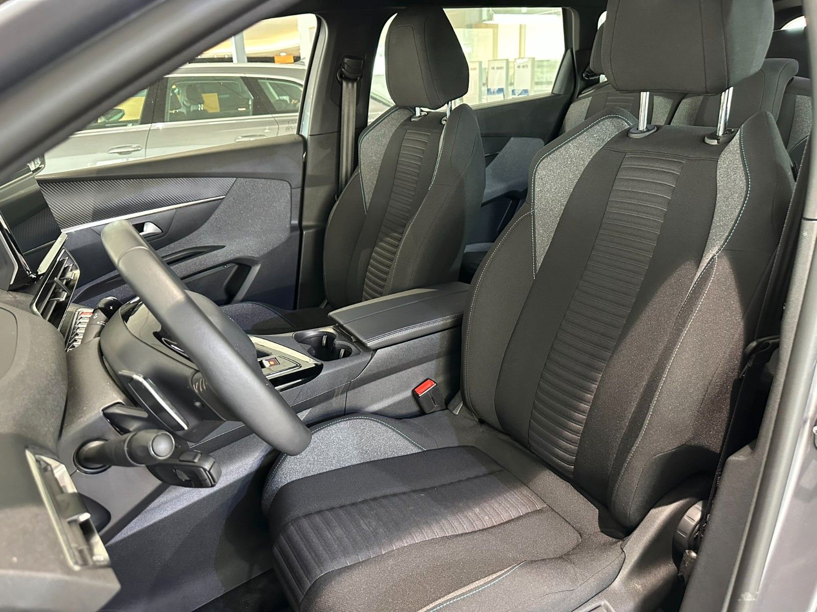 Fahrzeugabbildung Peugeot 5008 Active Pack 1.2T LED/NAVI/PDC/R'CAM/DAB+