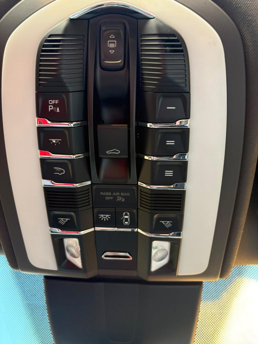 Porsche Cayenne - -