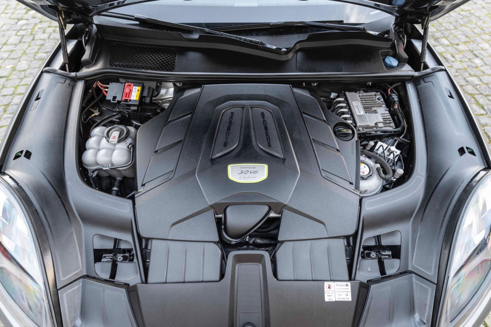 Fahrzeugabbildung Porsche Cayenne E-Hybrid  SPORT CHRONO BOSE LED  360°