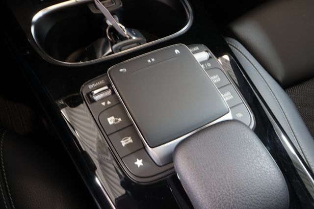 Mercedes-Benz A 180 MBUX+LANE+KAM+NAVI+PANO+ALU