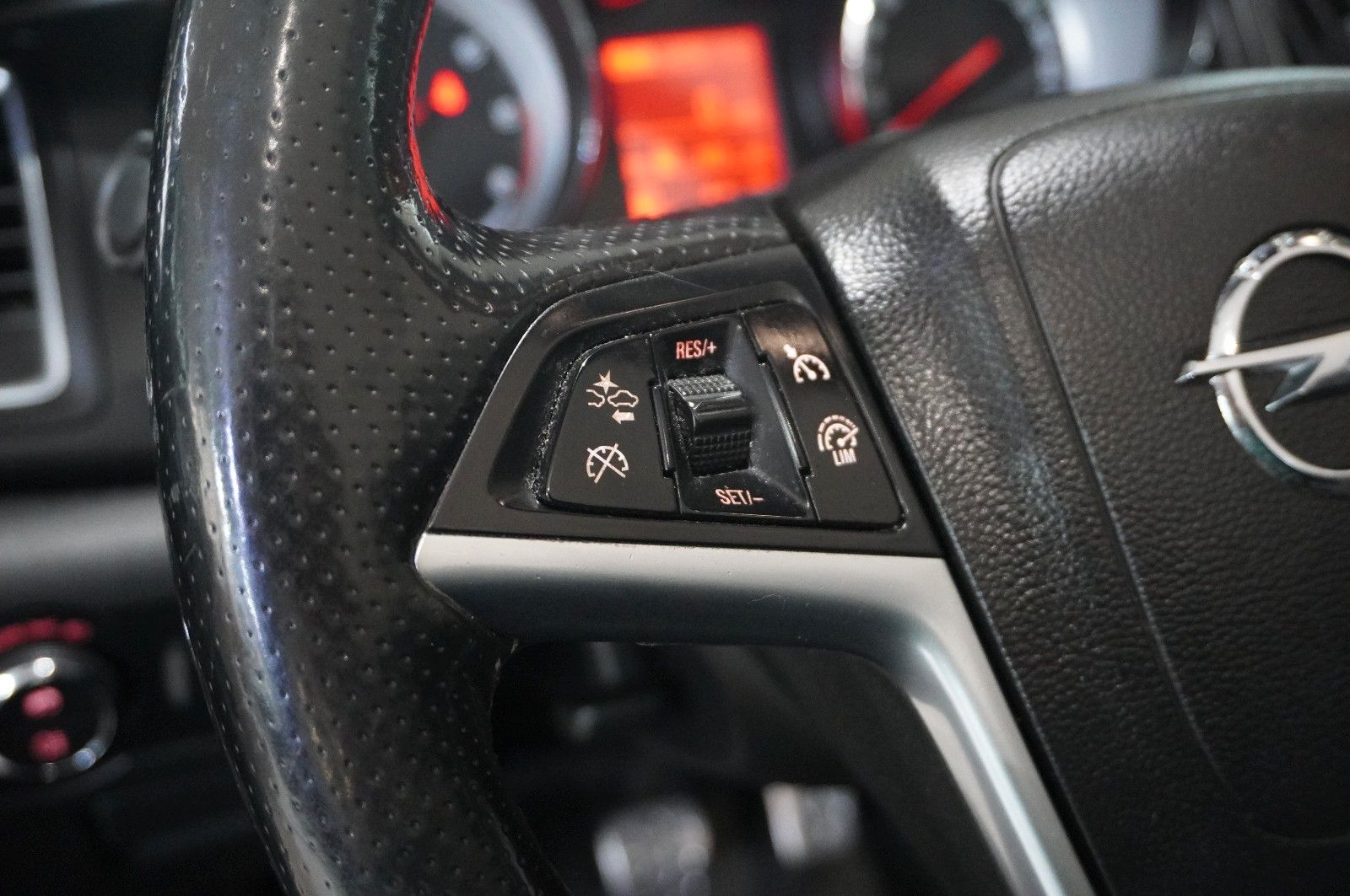 Fahrzeugabbildung Opel Cascada 2.0D INNOVATION BI-XENON/SHZ/SPORT/LEDER