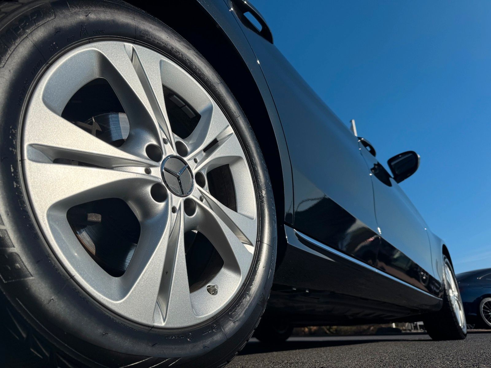 Fahrzeugabbildung Mercedes-Benz C 200 4M Avantgarde+Pano+AHK+Ambiente+LED