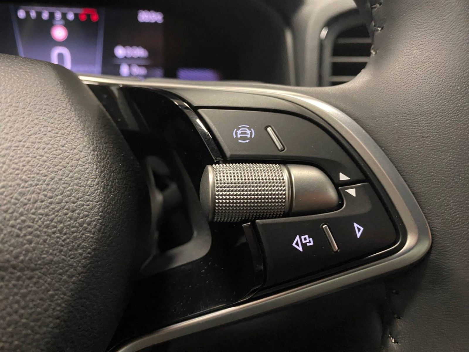 Fahrzeugabbildung SKODA Karoq 1.5 TSI DSG Selection+AHK+KAMERA+16"ALU+BC