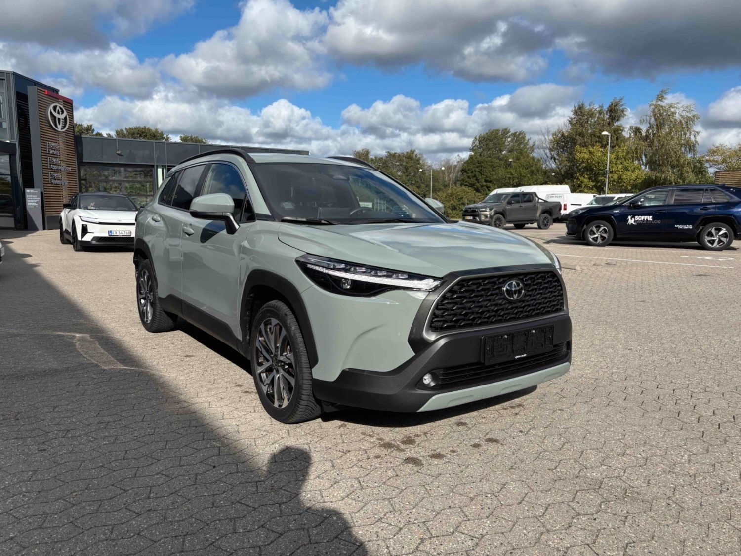 Toyota Corolla Cross 2024, 1.8 hibrīds, Automāts, SUV/Apvidus, Zaļš — Latvijā