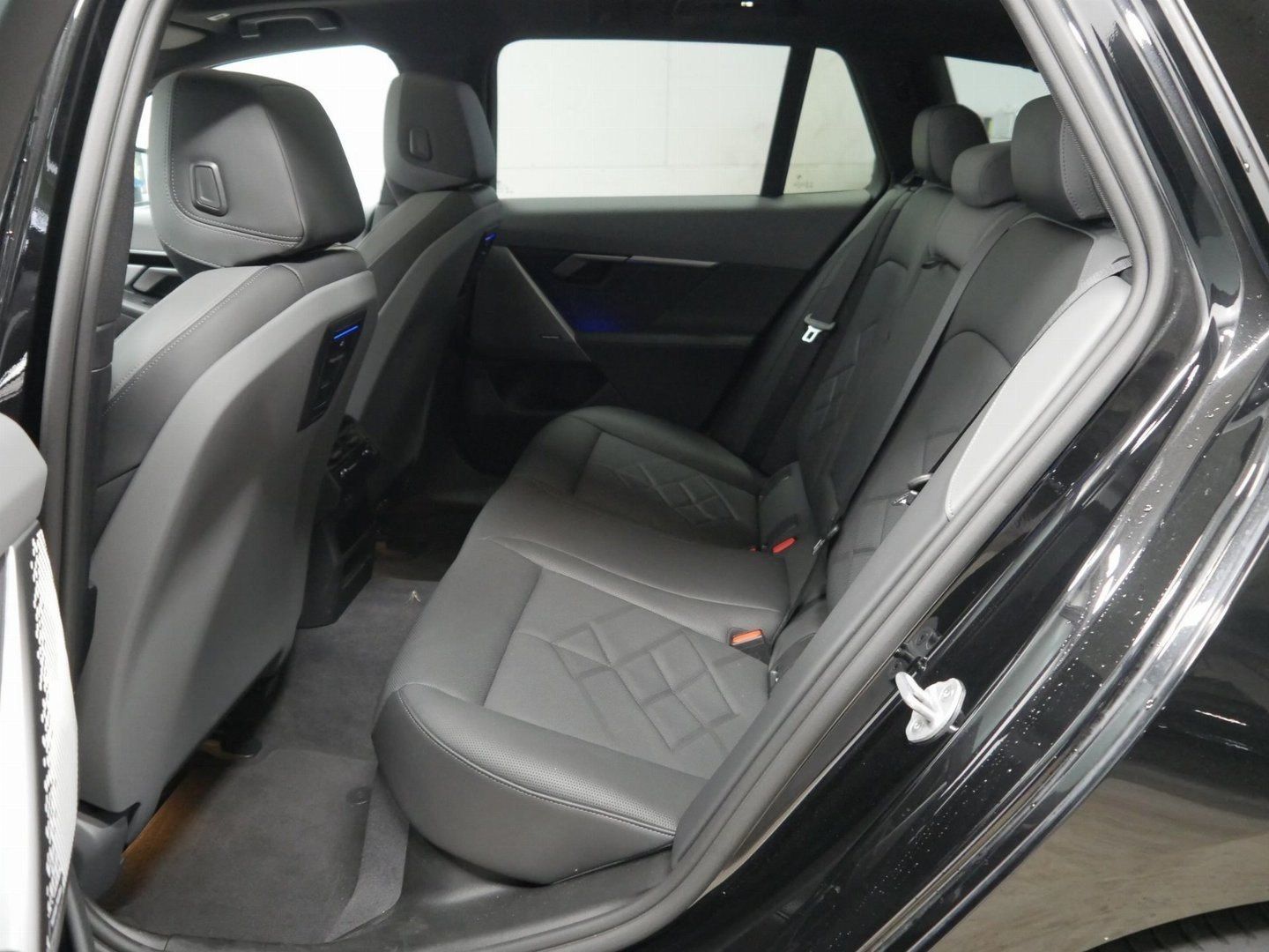 Fahrzeugeinzelansicht 13 Fahrzeugabbildung BMW 520i M Sportpaket, Panorama-Glasdach, Sitzbelüft