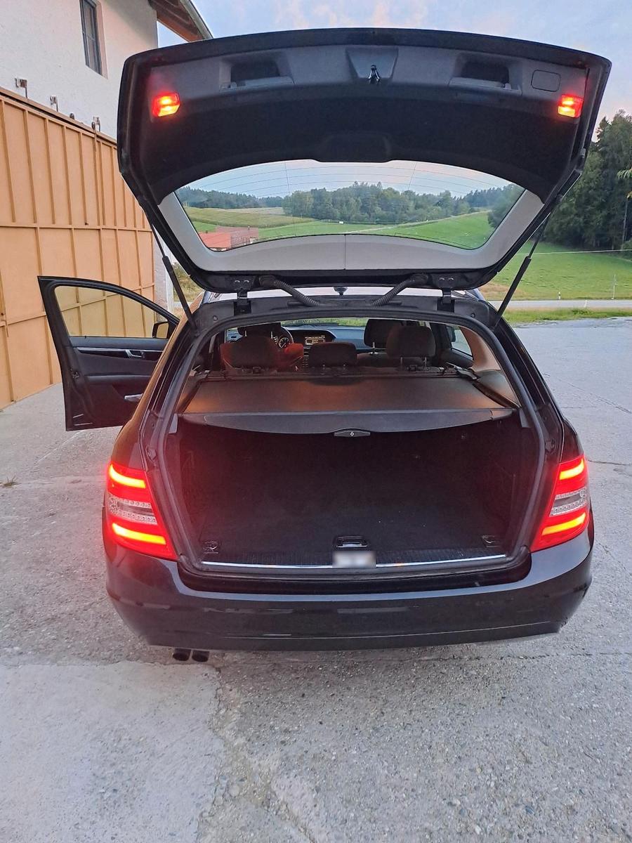 Mercedes-Benz C200 2011 — rear view