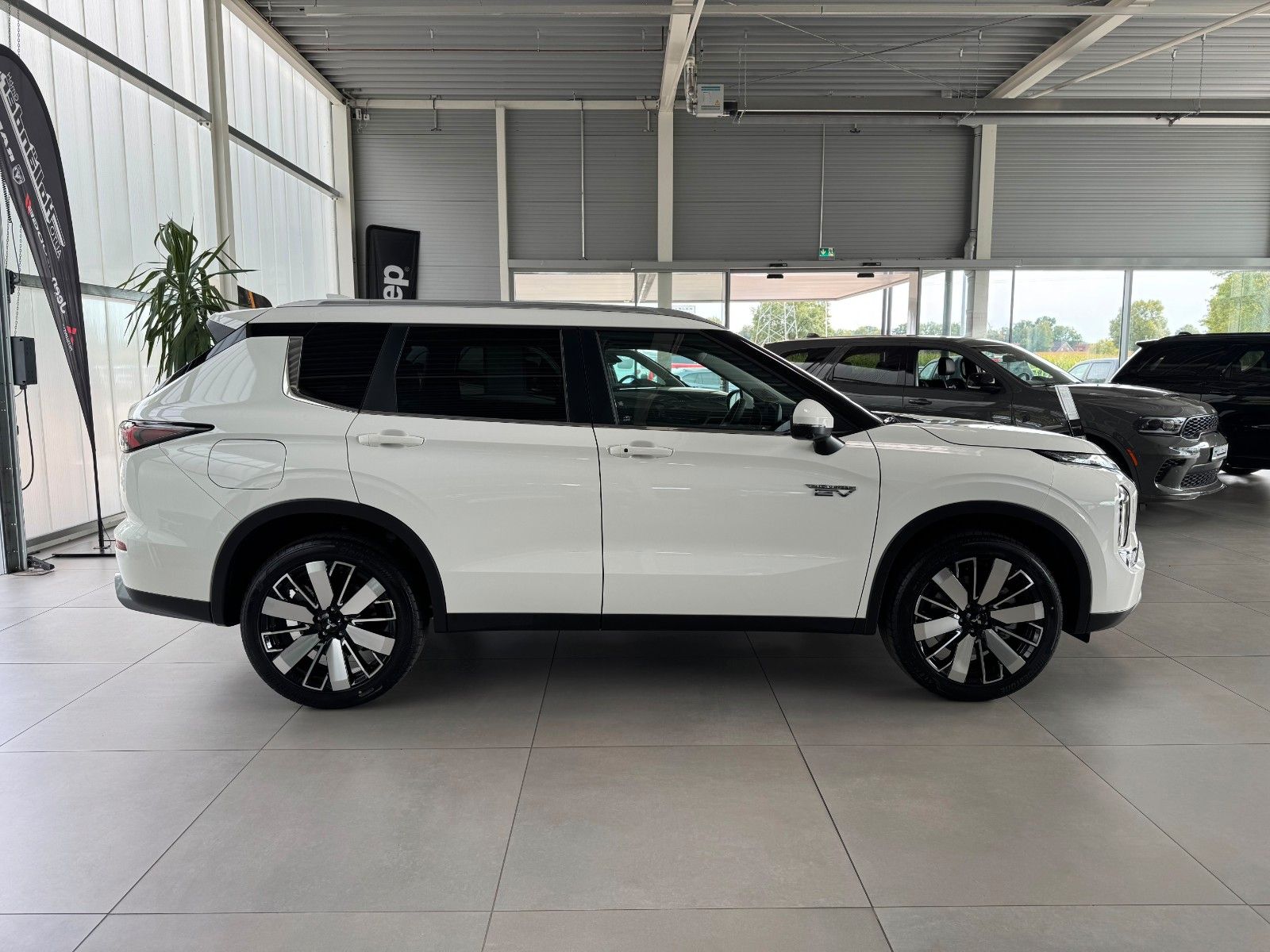 Fahrzeugabbildung Mitsubishi Plug-in Hybrid Outlander Intro Edition