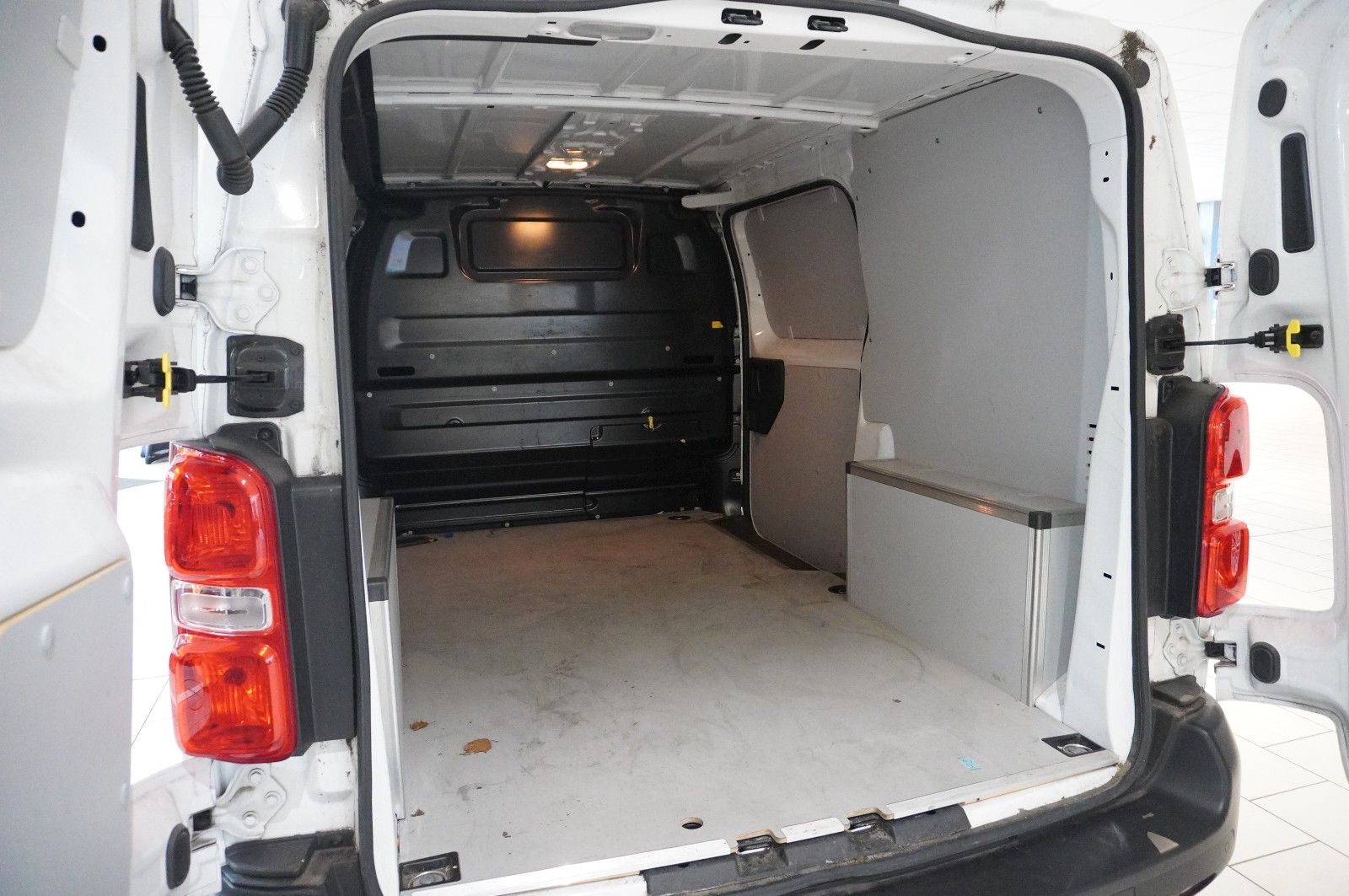 Fahrzeugabbildung Opel Vivaro Cargo 1.5D M EDITION KLIMA/DAB+/PDC/TEMP.
