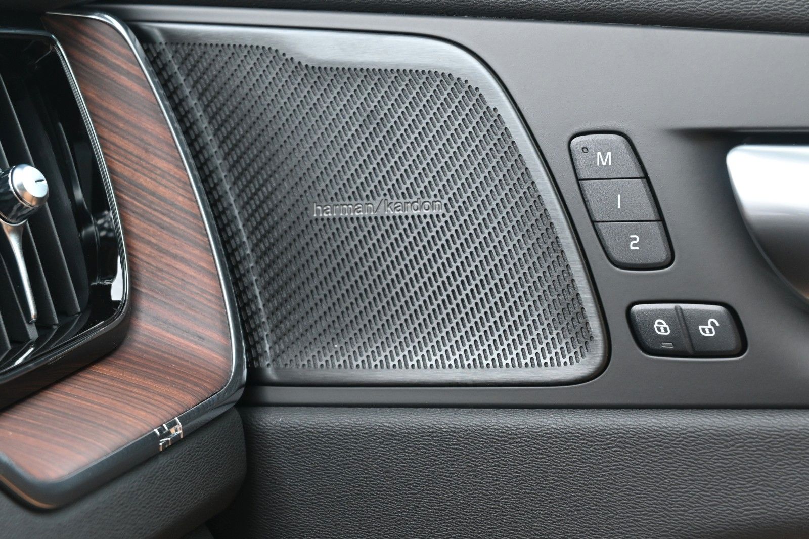 Fahrzeugabbildung Volvo XC60 B4 D AWD Ultimate Dark*STDHZG*360°*LUFT*ACC