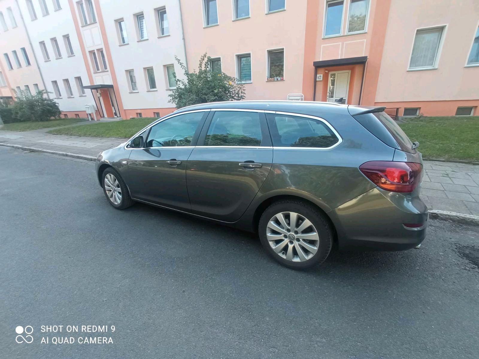 Opel Astra 2011 — вигляд ззаду