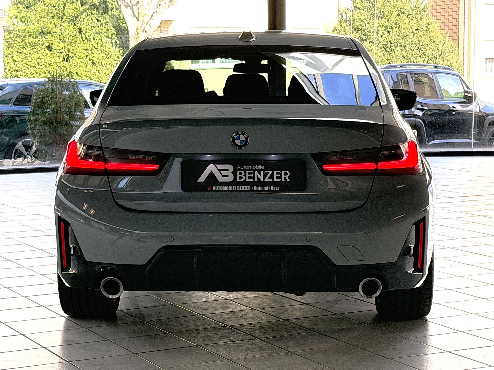 Fahrzeugabbildung BMW 320 d M Sport/M-PAKET/LED/SHADOW-LINE/AMBIENTE