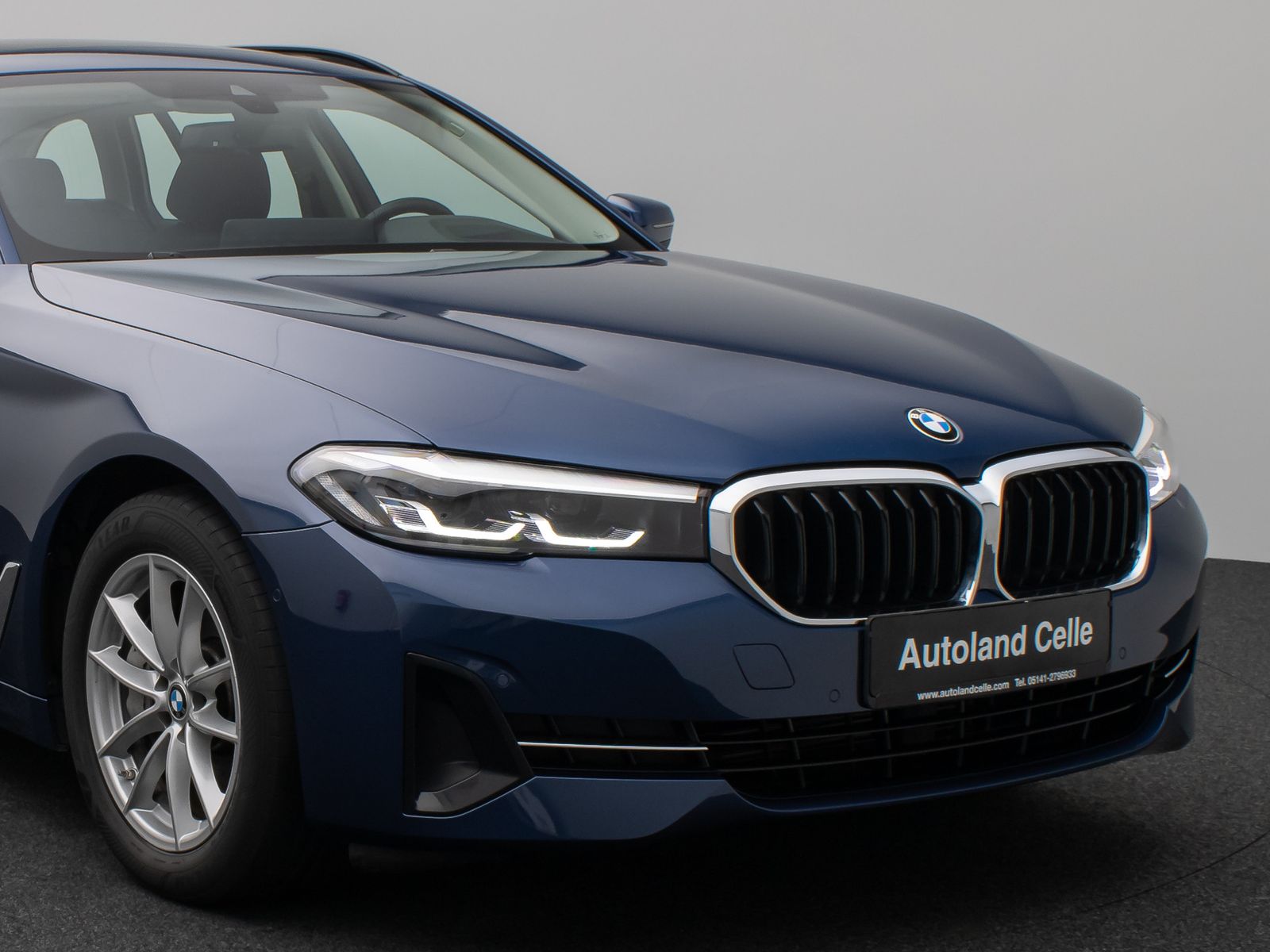 Fahrzeugabbildung BMW 530d Panorama Kamera HUD DAB Alarm AHK Sport