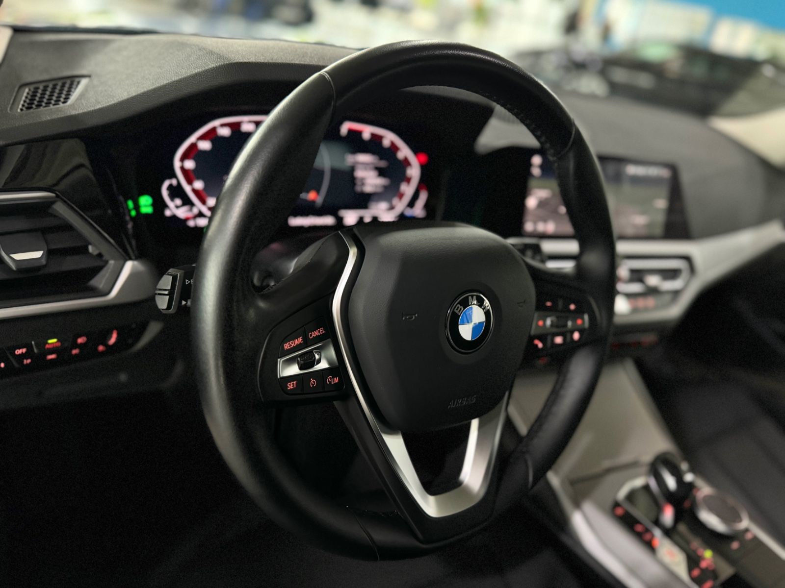 Fahrzeugabbildung BMW 330i Aut Alarm PDC DriveAssis HUD DAB CockpitPro