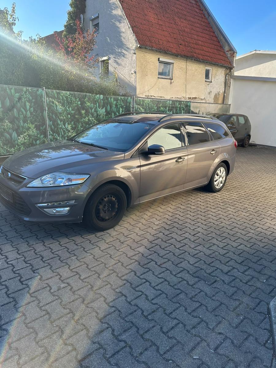 Ford Mondeo 2011 — rear view
