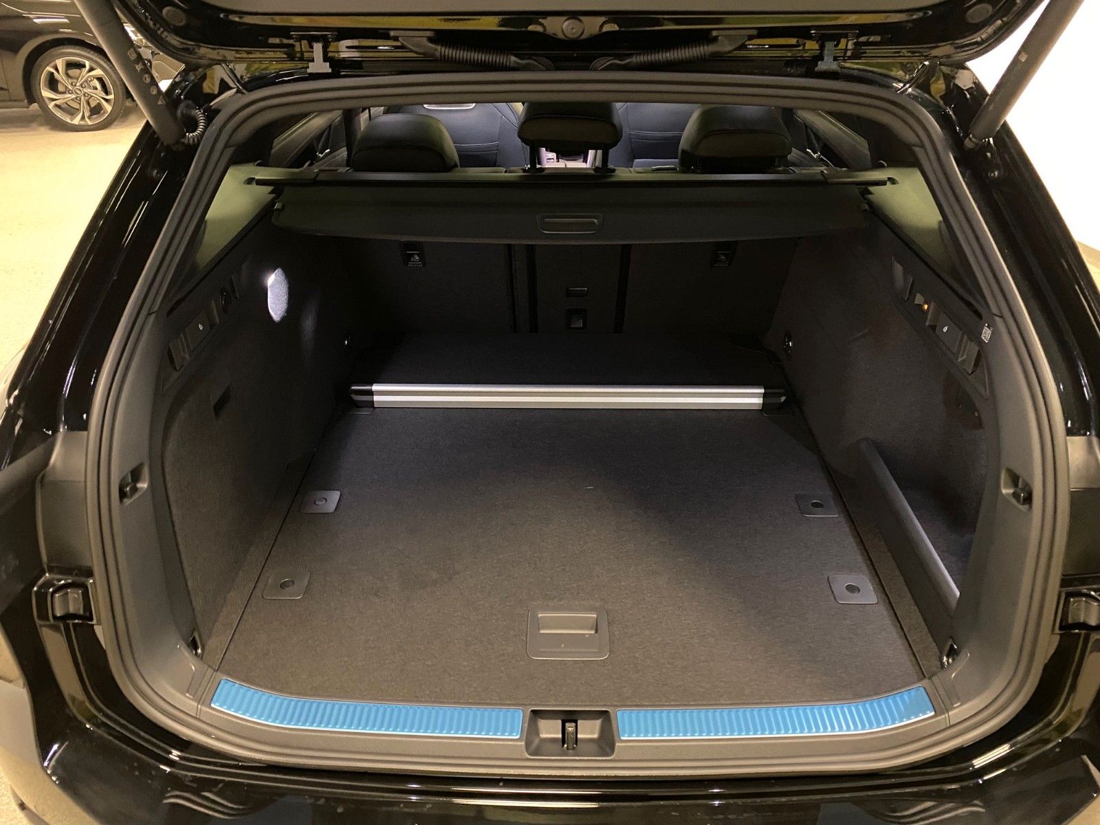 Fahrzeugabbildung Volkswagen Passat Variant 1.5 TSI R-Line+NAVI+MATRIX+AHK+