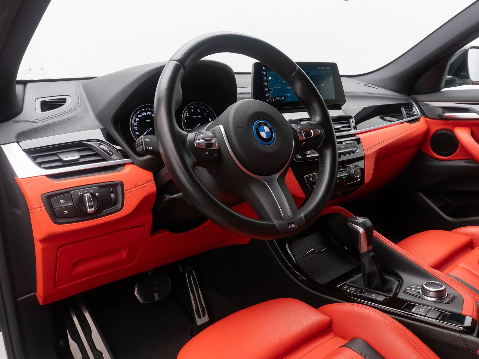 Fahrzeugabbildung BMW X2 xD25e M Sport Kamera HUD DAB HiFi Komfort 19"
