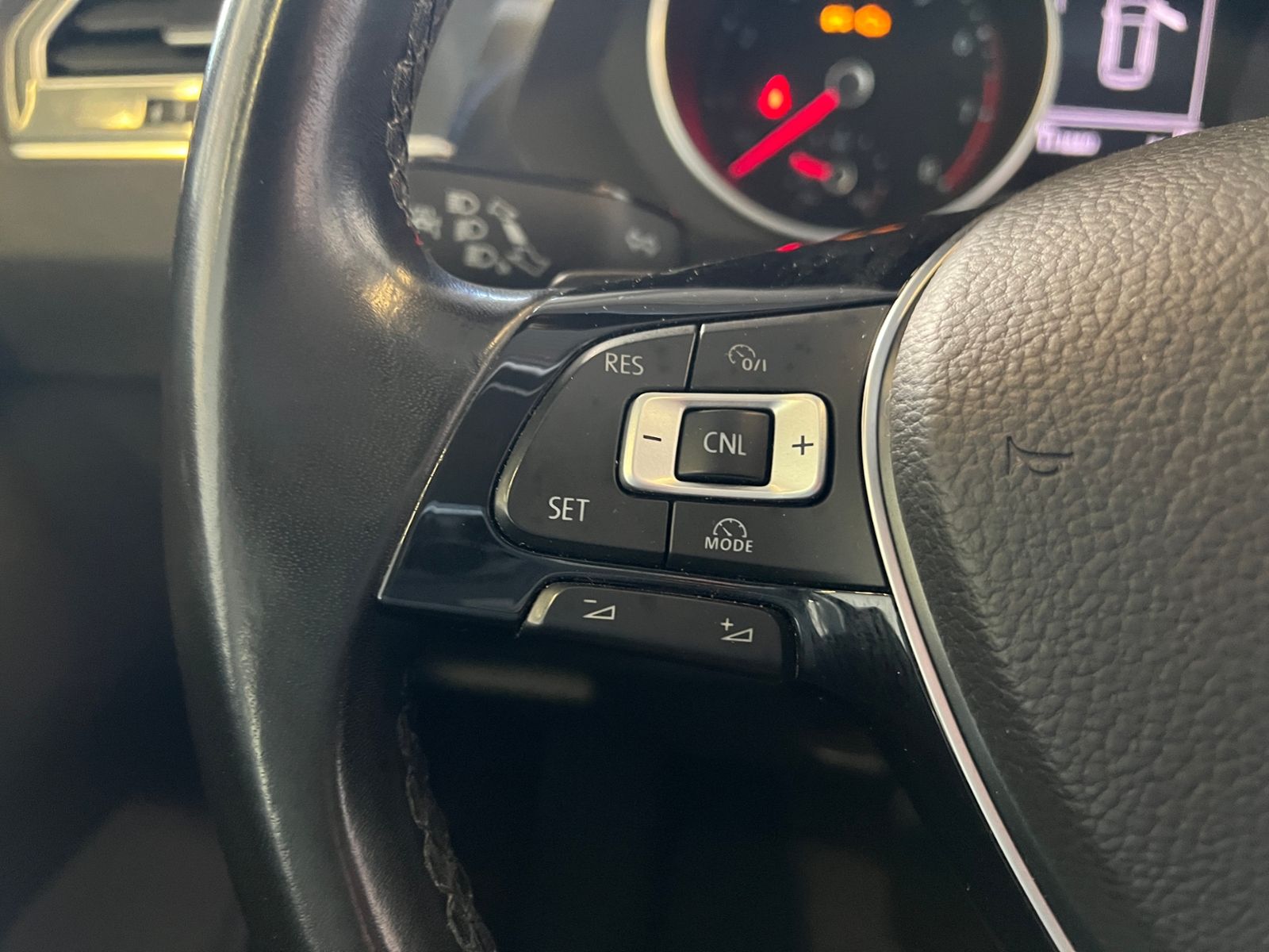 Fahrzeugabbildung Volkswagen Tiguan Trendline 1.4 TSI DSG *AHK, Sitzheizung,