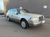 Mercedes-Benz Mercedes Benz E220 TE W124 - Mercedes-Benz E 220 mit Benzin-Antrieb: Kombi