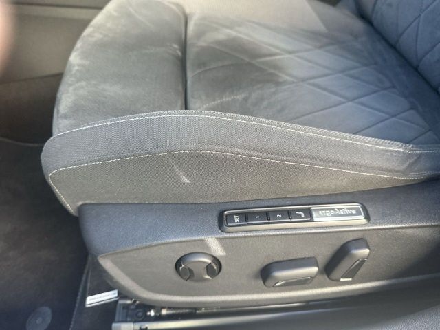 Golf VIII Variant 2.0 TDI DSG Style PANO AHK NAV