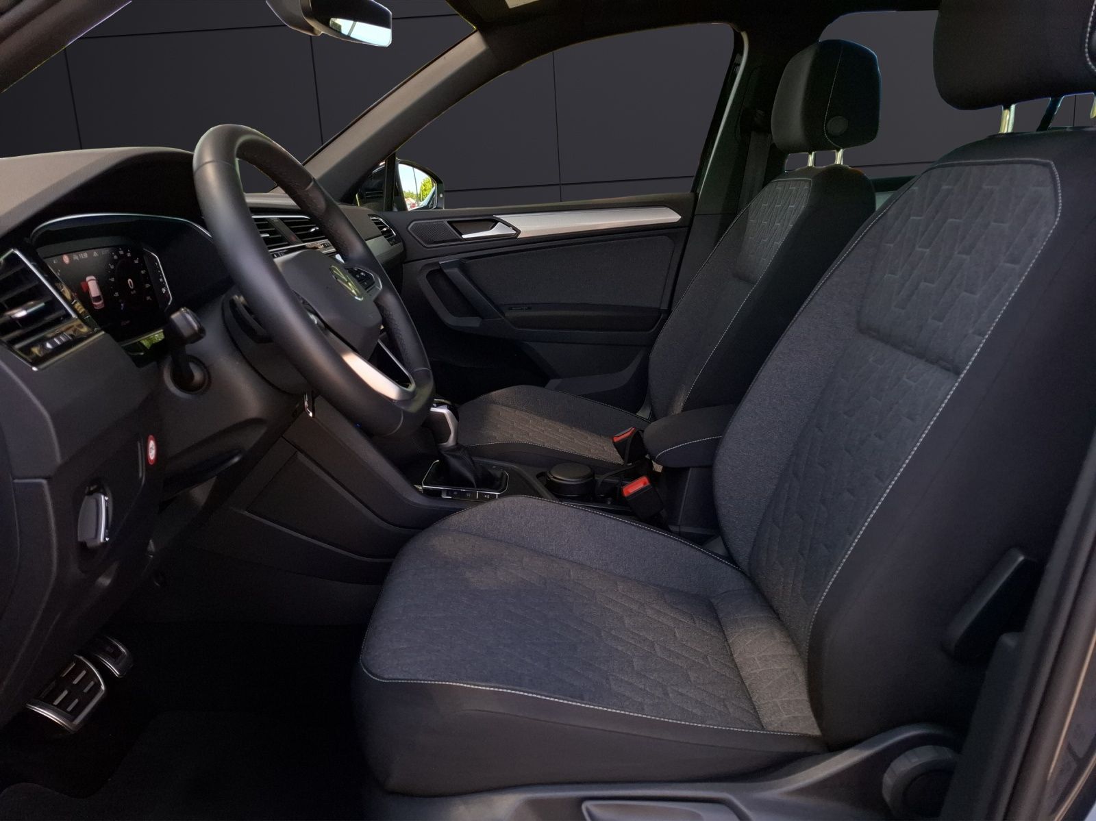 Fahrzeugabbildung Volkswagen Tiguan TDI Move DSG STH Matrix AHK Navi AID ACC