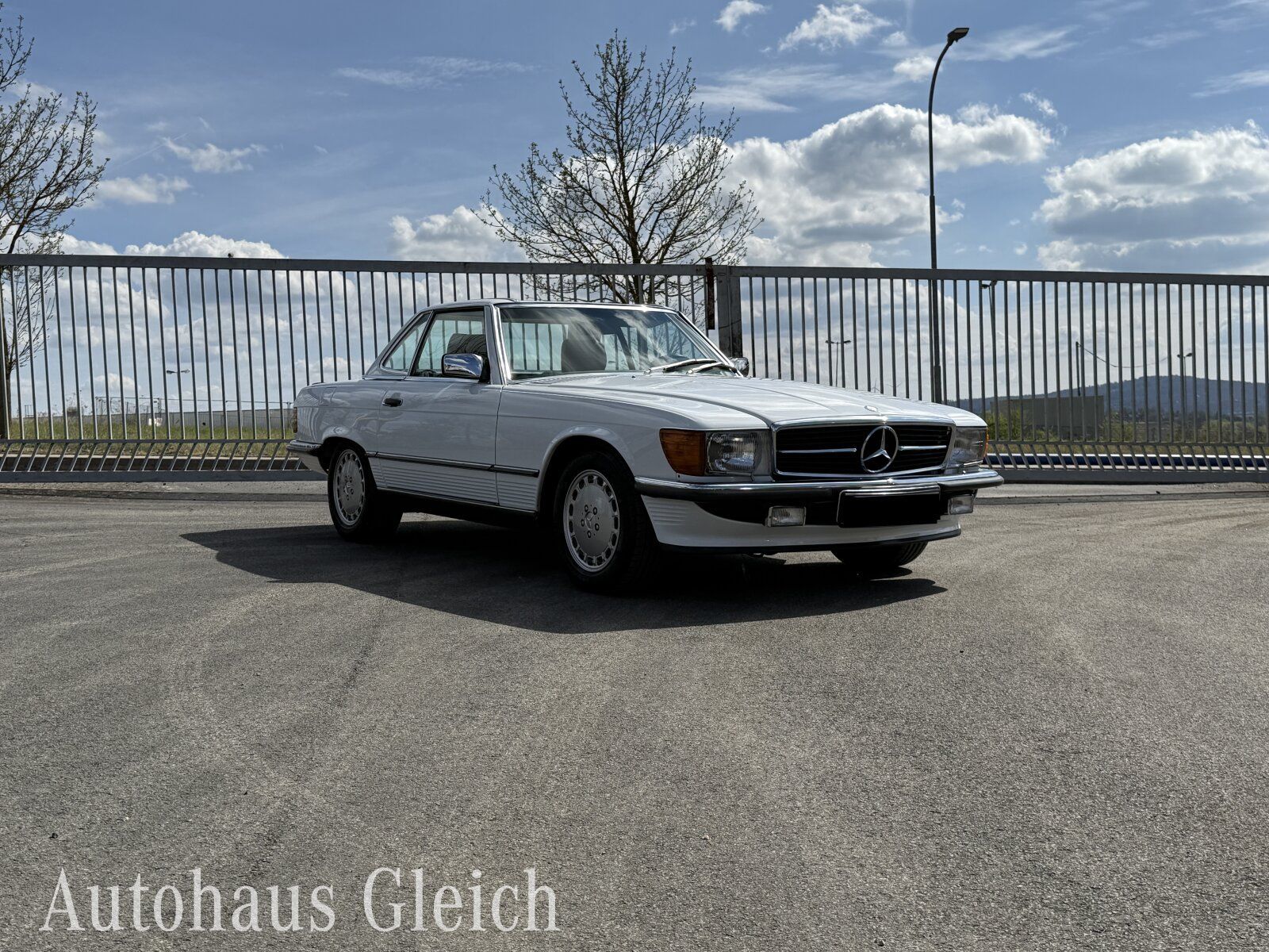 Fahrzeugabbildung Mercedes-Benz 560 SL Klima/Sitzhzg./Radio MB - Exquisit -