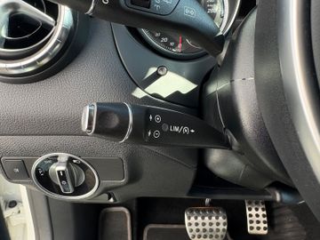 Fahrzeugabbildung Mercedes-Benz CLA 200 Shooting Brake AMG Navi PDC SHZ LED uvm