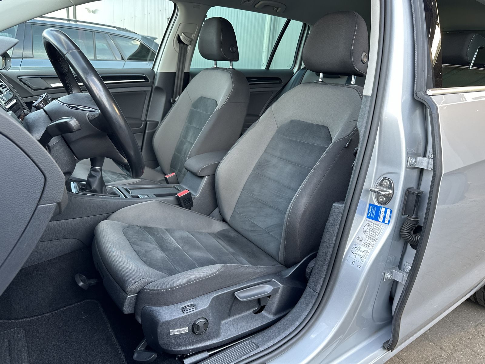 Fahrzeugabbildung Volkswagen Golf Variant 2.0 TDI Highline NAV+LED+ACC+SHZ+PP