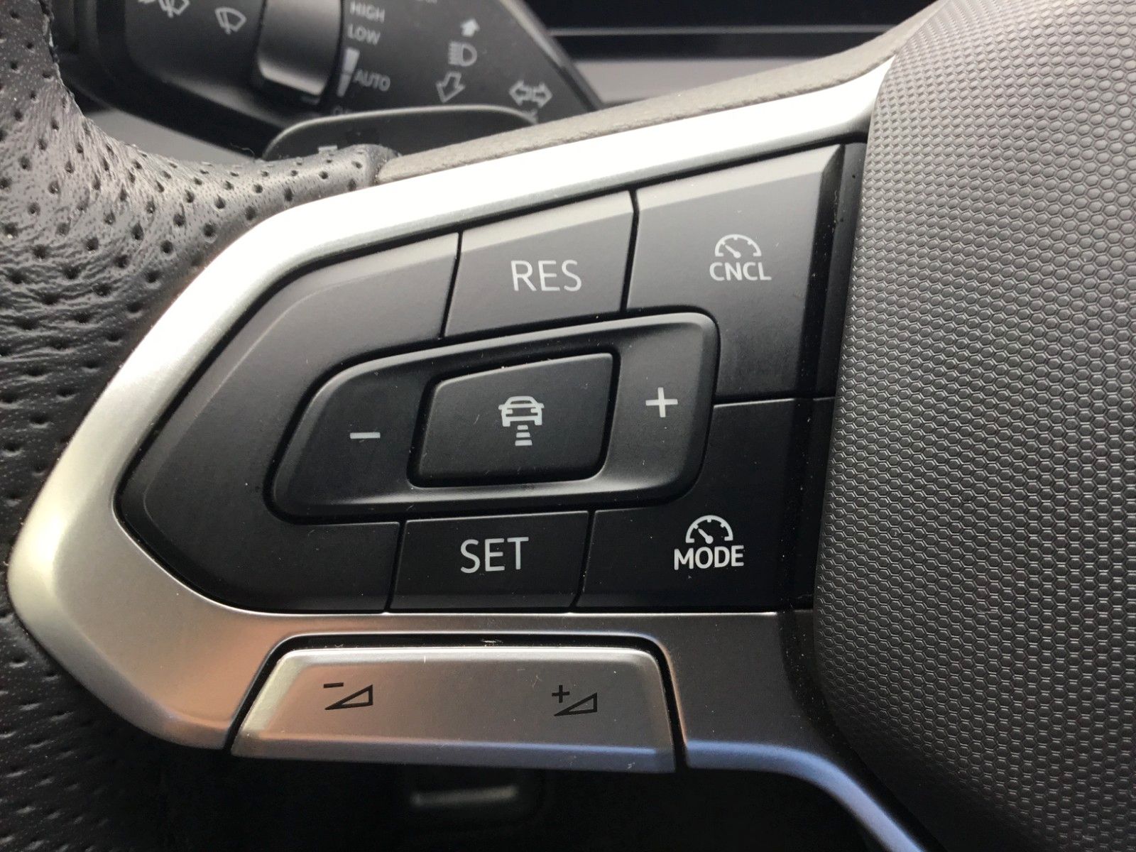 Fahrzeugabbildung Volkswagen Tiguan 2.0 TDI DSG 4M R-Line+AHK+20"+Matrix+Pano