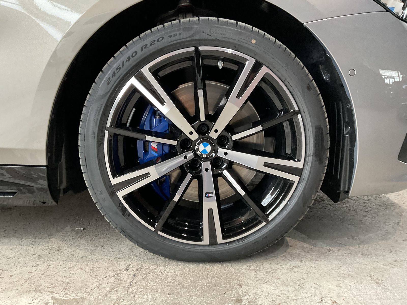 Fahrzeugabbildung BMW i5 xDrive40 *Sitzbelüftung *AHK *20" LMR DAB