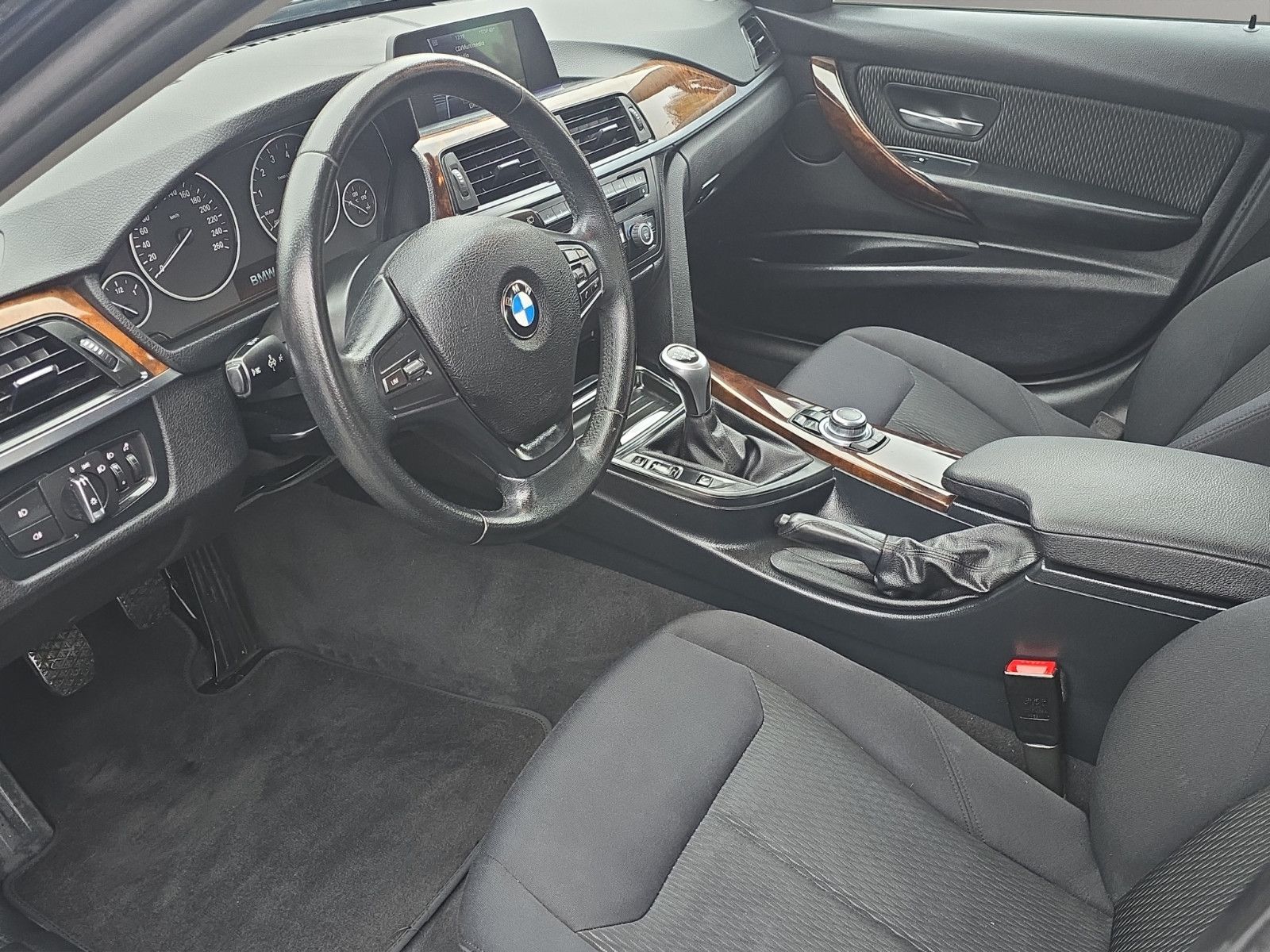 Fahrzeugabbildung BMW 320 i+NAVI BUSINES+PDC+SHZ