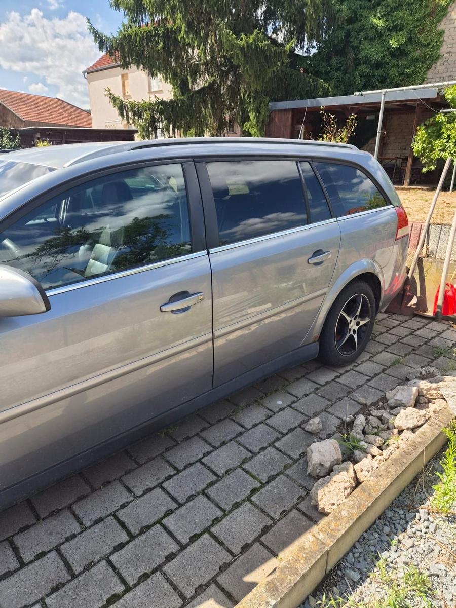 Opel Vectra 2005 — rear view