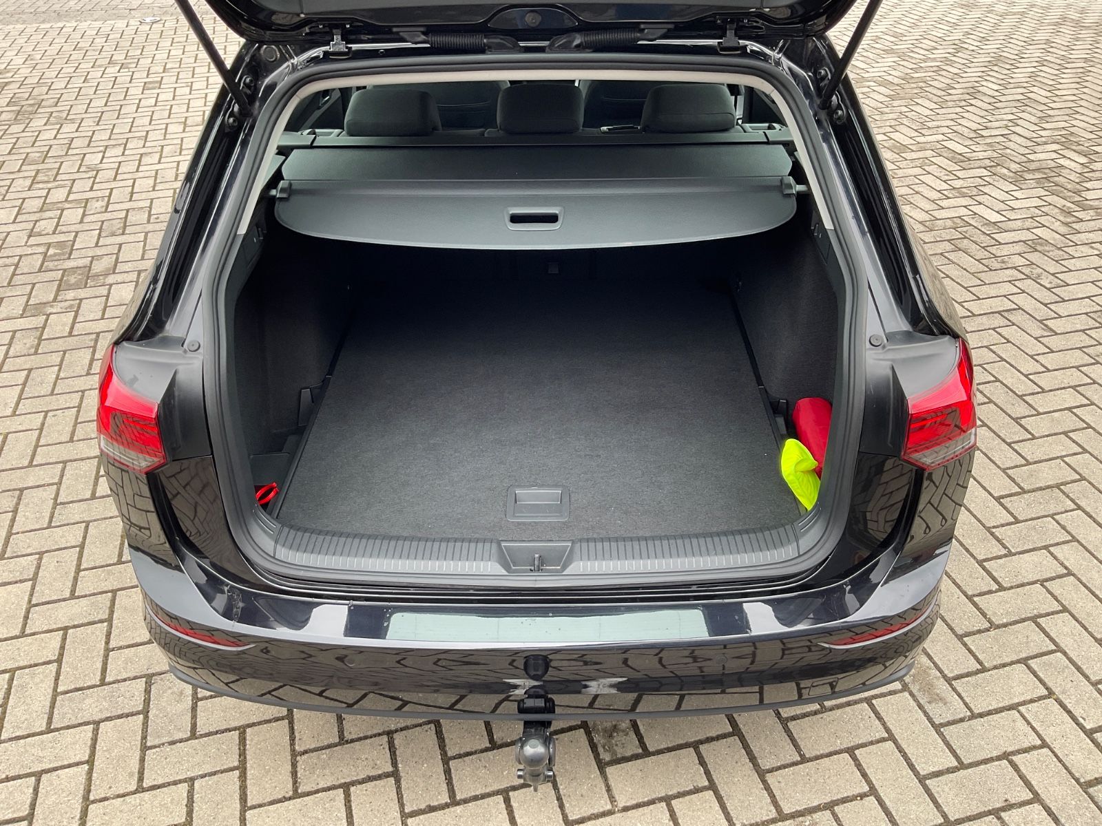 Fahrzeugabbildung Volkswagen Golf Variant 1.5 eTSI DSG Life,LED,AHK,ACC,carpl