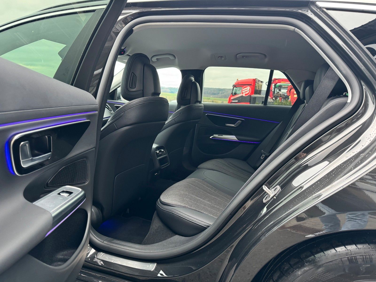 Fahrzeugabbildung Mercedes-Benz E 220d T Avantgarde+Distr+Digital+AHK+360