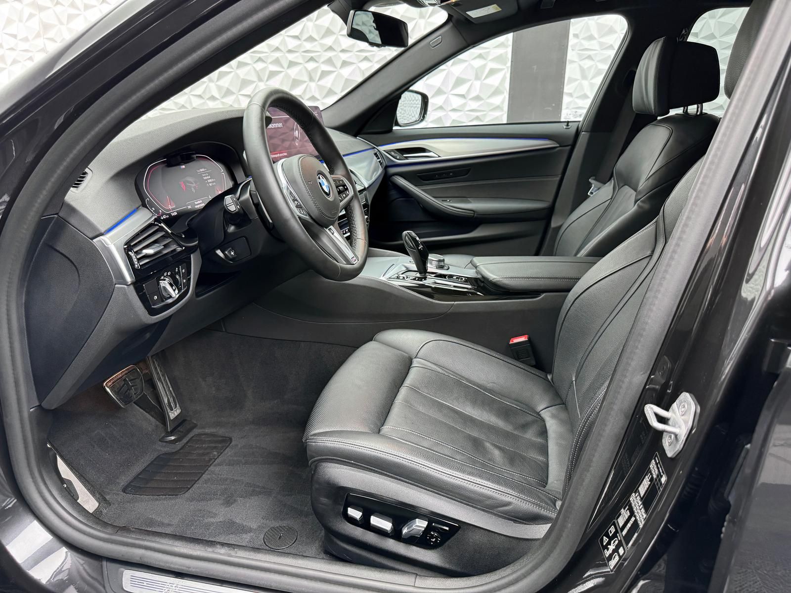 Fahrzeugabbildung BMW d*M-PAKET*XDRIVE*LASER*PANO*AHK*ACC*HUD*RCAM